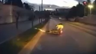 Başakşehirde çukur nedeniyle kontrolü kaybeden motosikletli yola savruldu