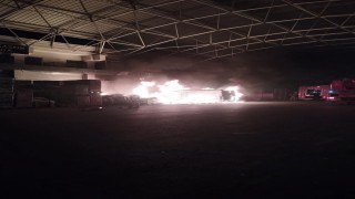 Başakşehirde dükkanı önündeki paletlerde çıkan minibüse sıçradı