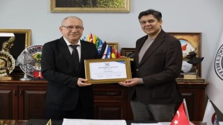 Başkan Durguta onursal üyelik plaketi