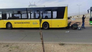 Batmanda motosiklet, halk otobüsüne çarptı: 1 yaralı