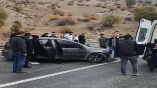 Batmanda trafik kazası: Sürücü bariyerlere çarpan araçta sıkıştı