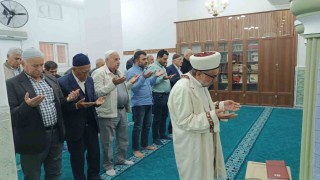 Batmanda tüm camilerde yağmur duası: Çiftçiler ve vatandaşlar kuraklık endişesiyle dua etti