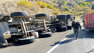 Batmanda virajı alamayan asfalt yüklü kamyon devrildi