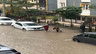 Batmanda yağış cadde ve sokakları göle çevirdi, vatandaş rögarları kendi imkanlarıyla açtı