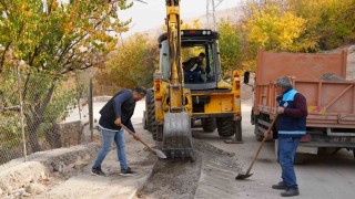 Battalgazi Belediyesi Çamurlu Mahallesinde asfalt yama çalışması yaptı