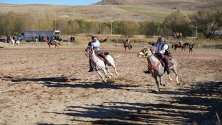 Bayburtta cirit nefes kesti: Atlar dostluk için dörtnala koştu