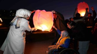 Bayburtta özel öğrenciler eşit ve adil bir dünya için dilek fenerlerini gökyüzüne bıraktı