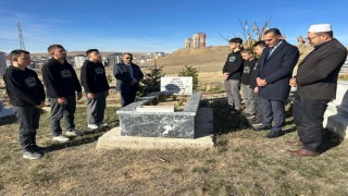 Bayburtta vefat eden öğretmenler mezarları başında dualarla anıldı