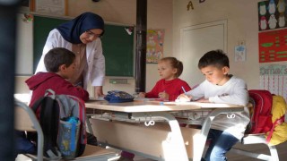 Bayburtun dağ köyünün hem öğretmeni hem gelini: Zahide öğretmen 3 öğrencisine ışık oluyor