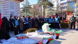 Bayburtun farklı noktalarında Filistin yararına hayır çarşıları kuruldu