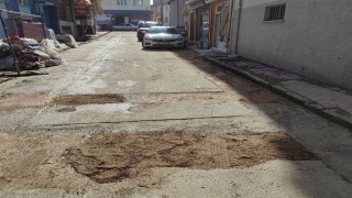 Belediyenin onarmadığı çukurları vatandaş düzeltmeye çalıştı