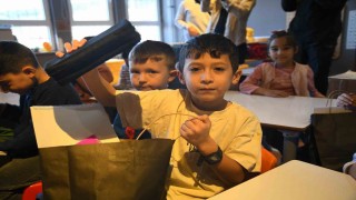 Beşiktaşlılar derneğinden deprem bölgesindeki çocuklara hediye