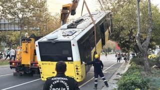 Beşiktaşta İETT şoförünün hayatını kaybettiği kazada otobüs olay yerinden kaldırıldı