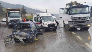 Beton mikseri otomobille çarpıştı: 1i çocuk 5 kişi yaralandı