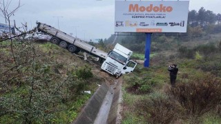 Beykozda sağanak yağış kaza getirdi: Tır devrildi, 1 yaralı