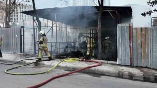 Beylikdüzünde boş kulübe alev alev yandı