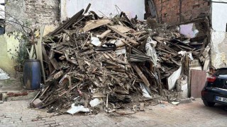 Beyoğlunda kısmi çökme yaşanan ahşap bina tamamen yıkıldı