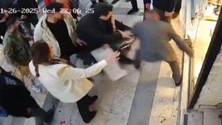 Bıçaklı saldırıya uğrayan kadını, esnaflar meyve kasalarıyla kurtardı