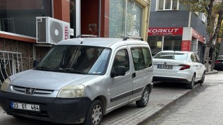 Bilecikte kaldırımdaki araçlar yayaları çileden çıkarıyor