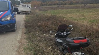 Bilecikte kontrolden çıkan motosiklet devrilirken, 2 kişi yaralandı