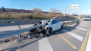 Bilecikte kontrolden çıkan otomobil bariyerlere çarptı; 6 kişi yaralandı