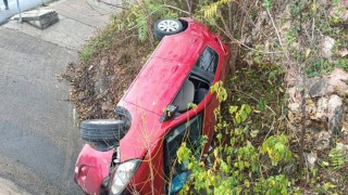 Bilecikte takla atan otomobil yan yattı: 3 yaralı