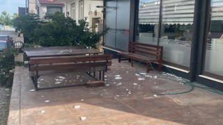 Binadan düşen sıva parçaları tehlike saçıyor