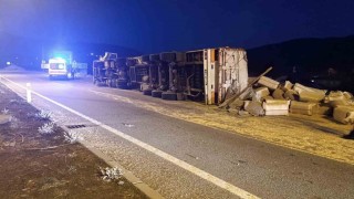 Bingölde saman yüklü kamyon devrildi