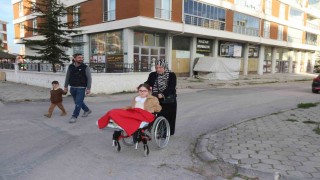 Bir bacağı kısa olan kızını her gün okula kucağında taşıyan anneden ‘asansör talebi