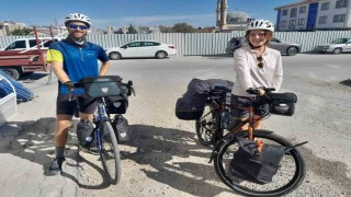 Bisikletle Almanyadan yola çıkıp, 10 ülkeyi geçip Konyaya ulaştılar