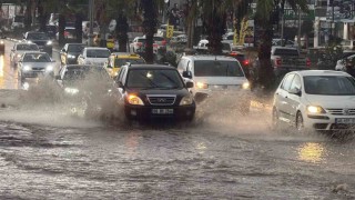 Bodrum sokakları bir saatte göle döndü