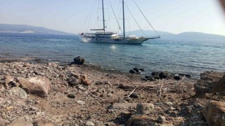 Bodrumda yelkenli tekne karaya oturdu