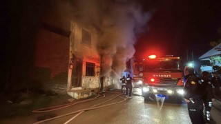 Boluda 2 katlı ahşap evde sobadan kaynaklı yangın çıktı: 1 yaralı