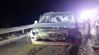 Boluda bariyerlere çarpan hafif ticari araç sürücüsü yaralandı