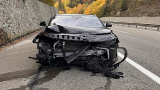 Boluda istinat duvarına çarpan araç, ağır hasar aldı