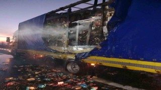 Boluda kuruyemiş yüklü dorse yandı