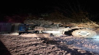 Boluda traktör devrildi: 2 yaralı