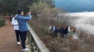 Bolunun doğa harikası Abant Gölüne ziyaretçi akını