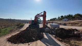 Bozovada deforme olan yol yenileniyor