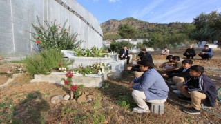 Bozyazıda vefat eden öğretmen kabri başında anıldı