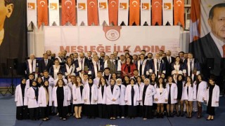 BŞEÜ Diş Hekimliği Fakültesinin yeni öğrencileri törenle beyaz önlüklerini giydi