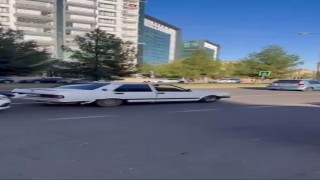 Bu kadarına da pes: Yolda kalan Fiat Tofaşı, başka bir aracın kaputuna çıkıp ayakları ile ittirdiler