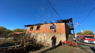 Burdurda 2 katlı evde yangın paniği