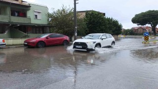 Burhaniyede sağanak yağış sokakları göle çevirdi