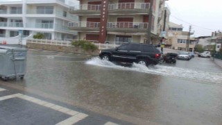 Burhaniyede sağanak yağış yolları göle çevirdi, bazı evlerin bodrumlarını su bastı