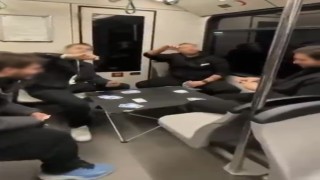 Bursa metrosunda şaşırtan görüntü: Gençler masa kurup oyun oynadı