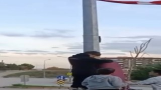 Bursada çocukların bayrak hassasiyeti duygulandırdı..Direğe böyle tırmandılar
