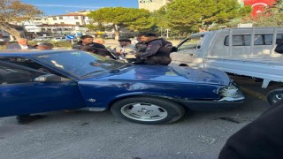 Bursada direksiyon hakimiyetini kaybeden sürücü kamyonete çarptı