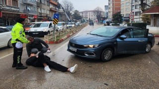 Bursada otomobille çarpışan motosiklet sürücüsü yaralandı