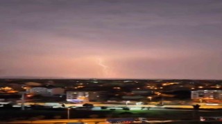 Bursada şimşekler geceyi gündüze çevirdi